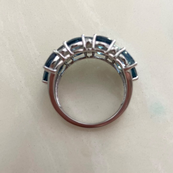 Stunning White and blue topaz sterling cluster ring. Brand new, never worn - Picture 8 of 9